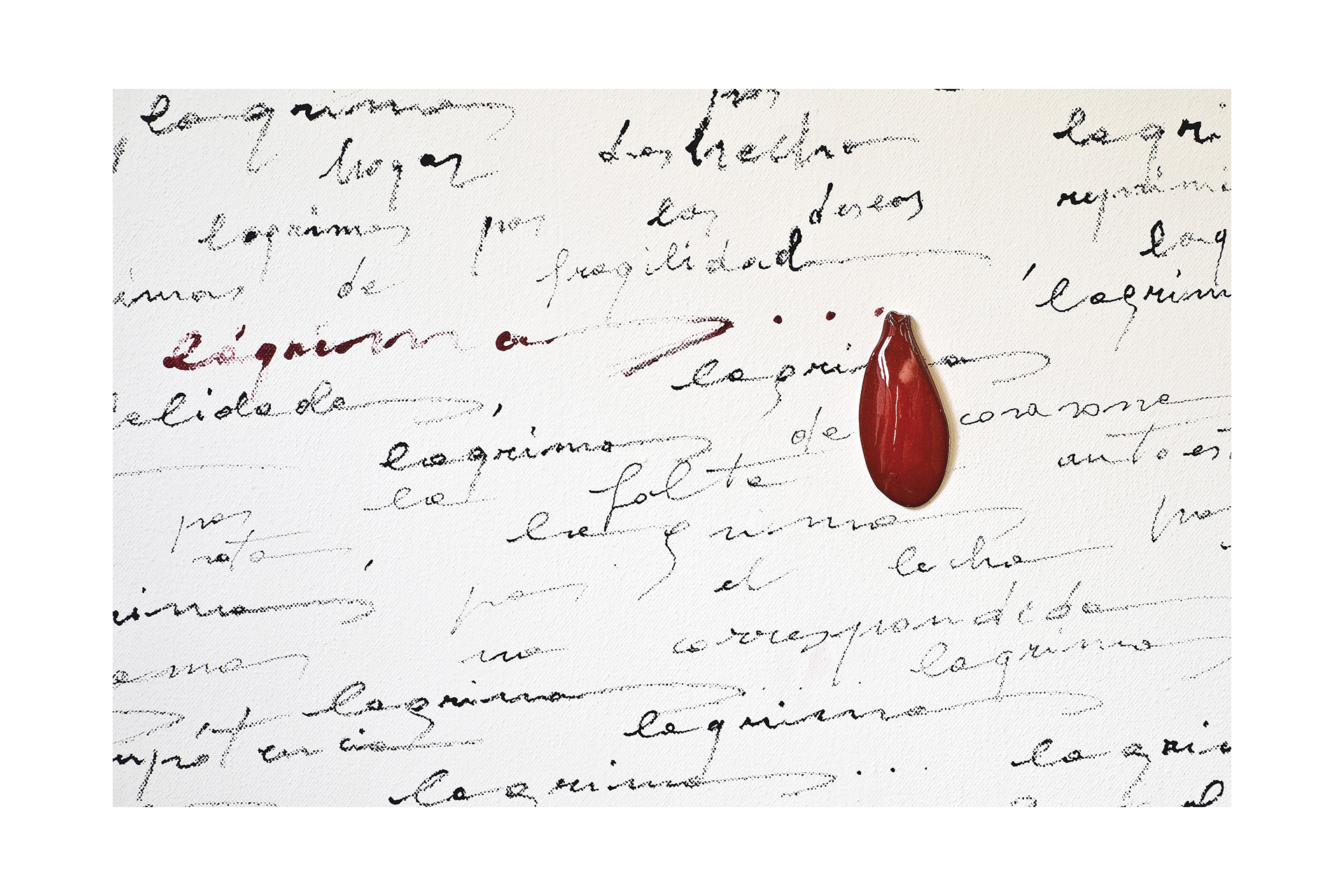 Fragmento de una obra pictórica de Amelia Sánchez con textos y una lágrima de porcelana roja.